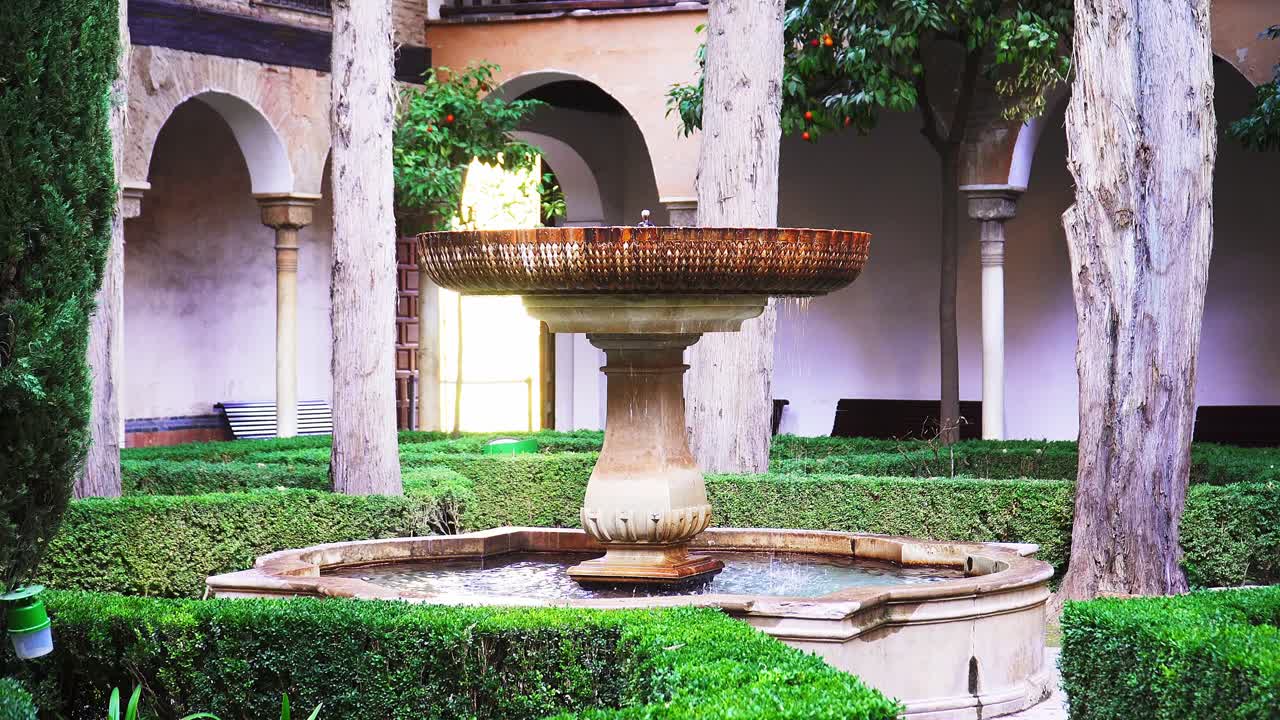 primer plano de fuente distintiva en el patio verde, alhambra de granada, españa