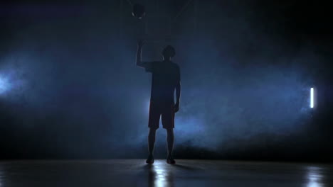 Silhouette-Eines-Basketballspielers,-Der-Einen-Ball-Wirft