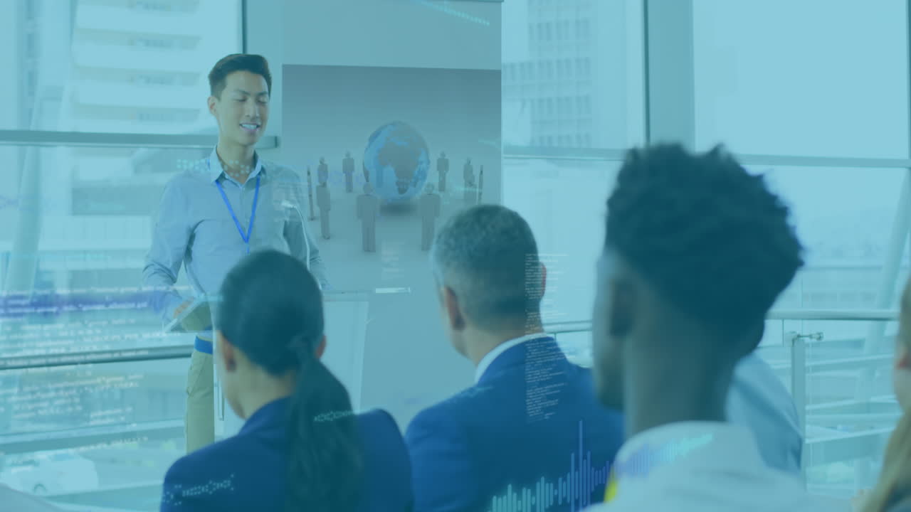 비즈니스 컨퍼런스에서 프레젠테이션을 하는 아시아 사업가에 대한 데이터 처리의 애니메이션