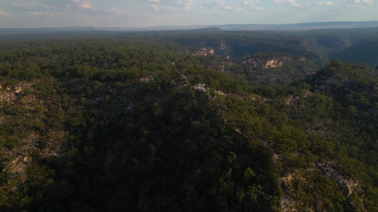 Vedute aeree da sinistra a destra sui sentieri escursionistici del Parco Nazionale Isla Gorge al tramonto, Queensland, Australia