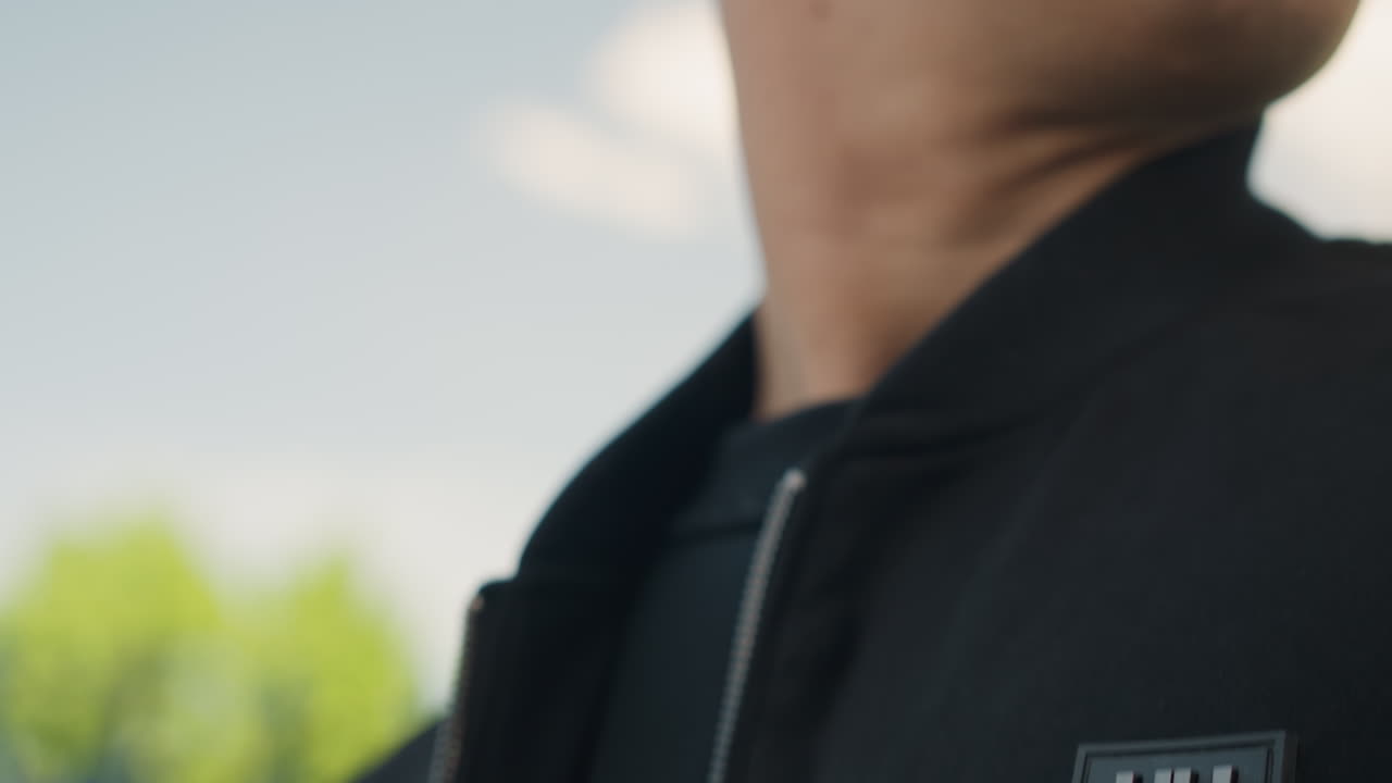 Moda elegante que muestra seguridad en una misma, modelo a la última que irradia elegancia y confianza en exteriores, una persona elegante que irradia confianza y estilo a través de una presentación de moda relajada en exteriores