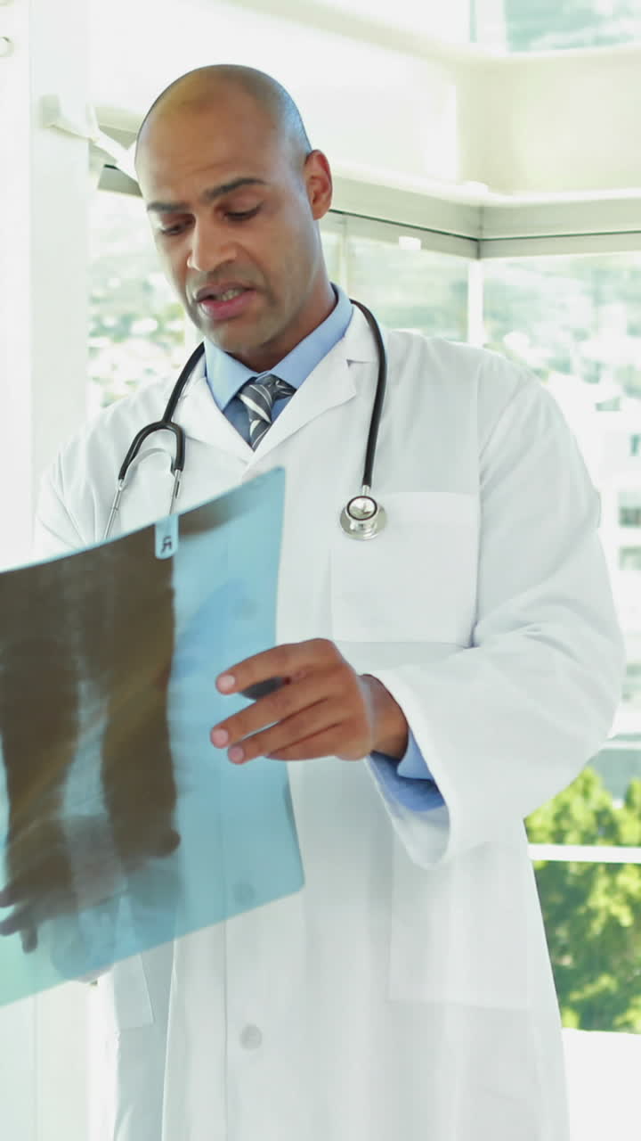 los médicos analizan juntos las radiografías.