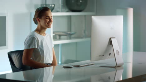 Estudiante-Sonriente-Haciendo-Videollamadas-Familiares-Disfrutando-De-Una-Reunión-Virtual-En-La-Oficina-Del-Hogar.