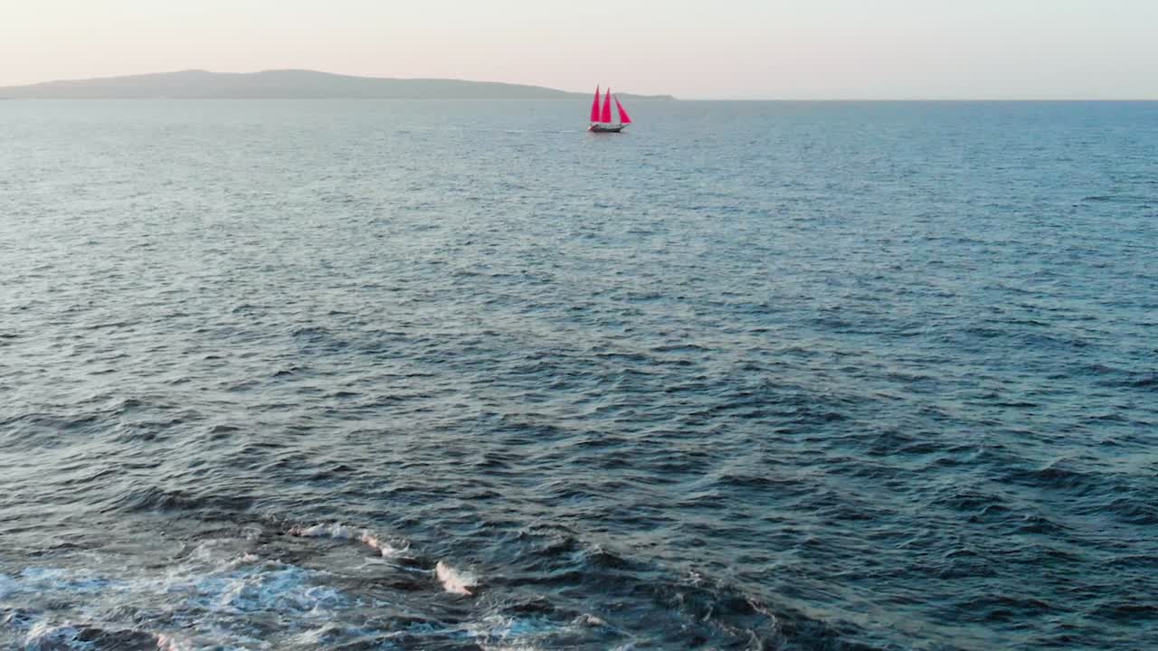 바다에서 멀리 떨어진 배를 촬영하는 해변 절벽에서 이륙하는 드론에 의한 공중 촬영