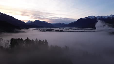 Majestuosa-Vista-Aérea-Del-Bosque-De-Niebla-Con-Salida-Del-Sol-En-El-Campo-Brumoso