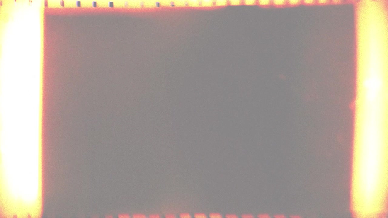 Transizione retrò con effetto pellicola bruciata, fughe di luce calde e grana
