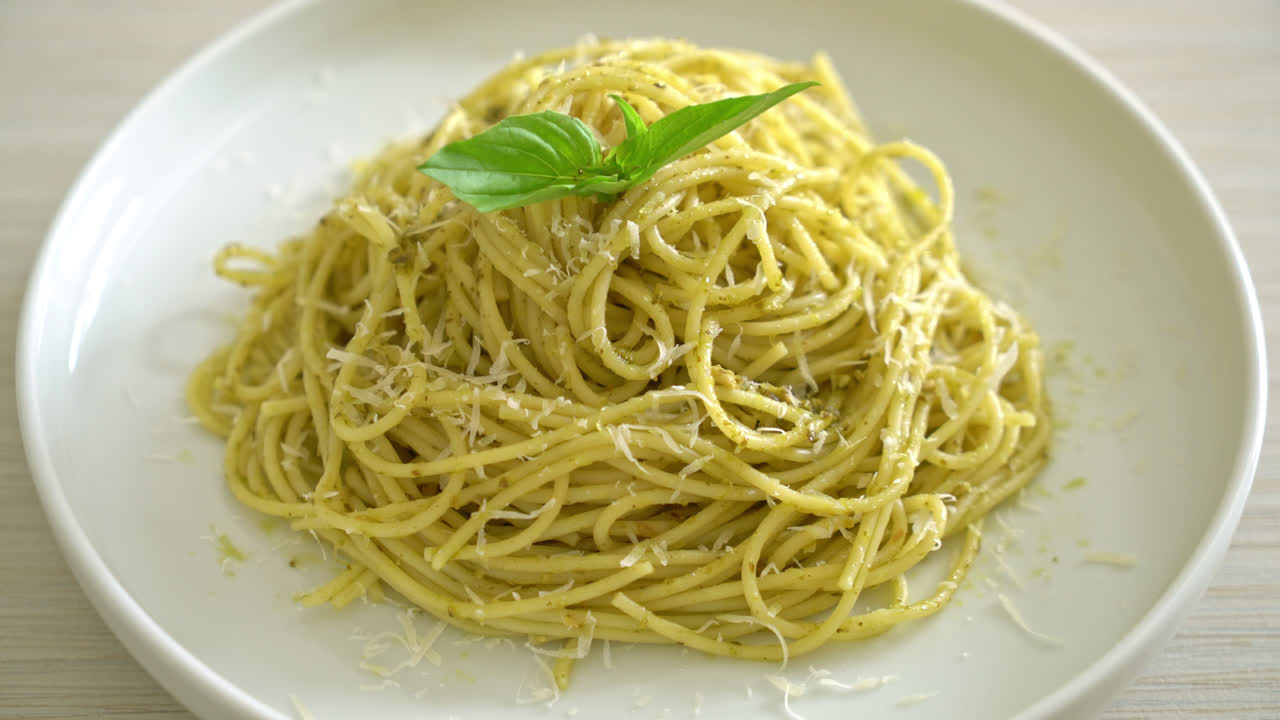 pasta de espaguetis al pesto - comida vegetariana y comida italiana