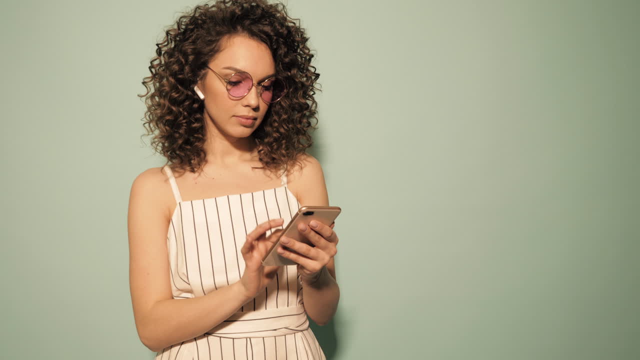 Donna che usa il telefono con auricolari wireless