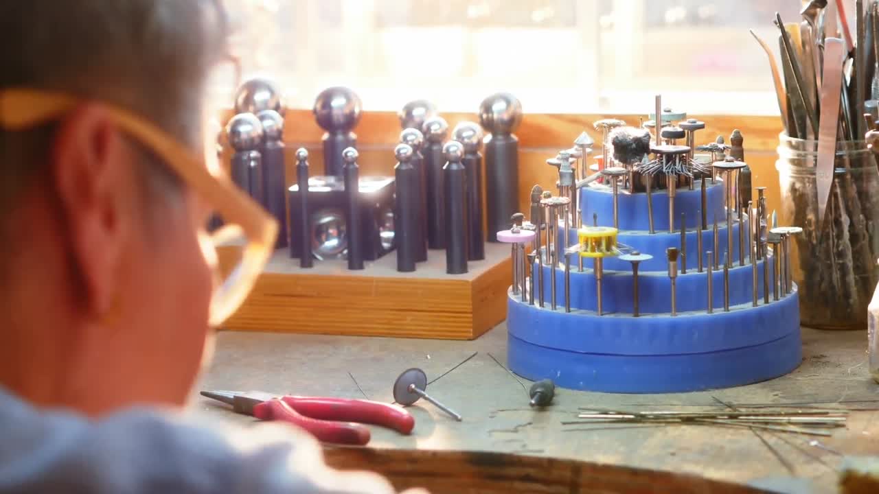 artesana que trabaja en un taller