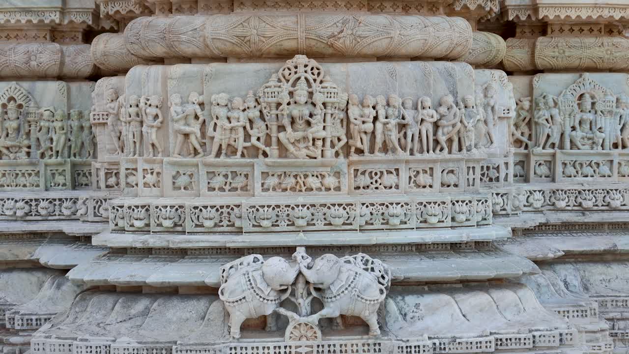 arte de piedra único en la pared del templo histórico en el día desde diferentes ángulos