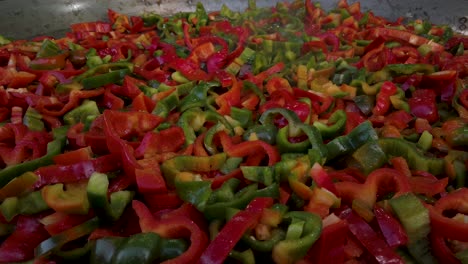 Rote-Und-Grüne-Paprika-Auf-Der-Bratpfanne-Eines-Straßenhändlers-Braten,-Nahaufnahme