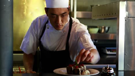 chef trabajando en un restaurante