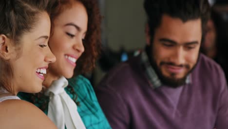 Amigos-Sonrientes-Usando-El-Teléfono-Móvil-Mientras-Toman-Un-Batido