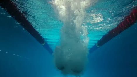 Unterwasseransicht-Eines-Menschen-Beim-Schwimmen-Und-Tauchen