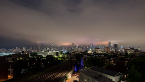 夏の嵐の夜、シカゴのスカイラインの上に広がる低い雲 - 全景