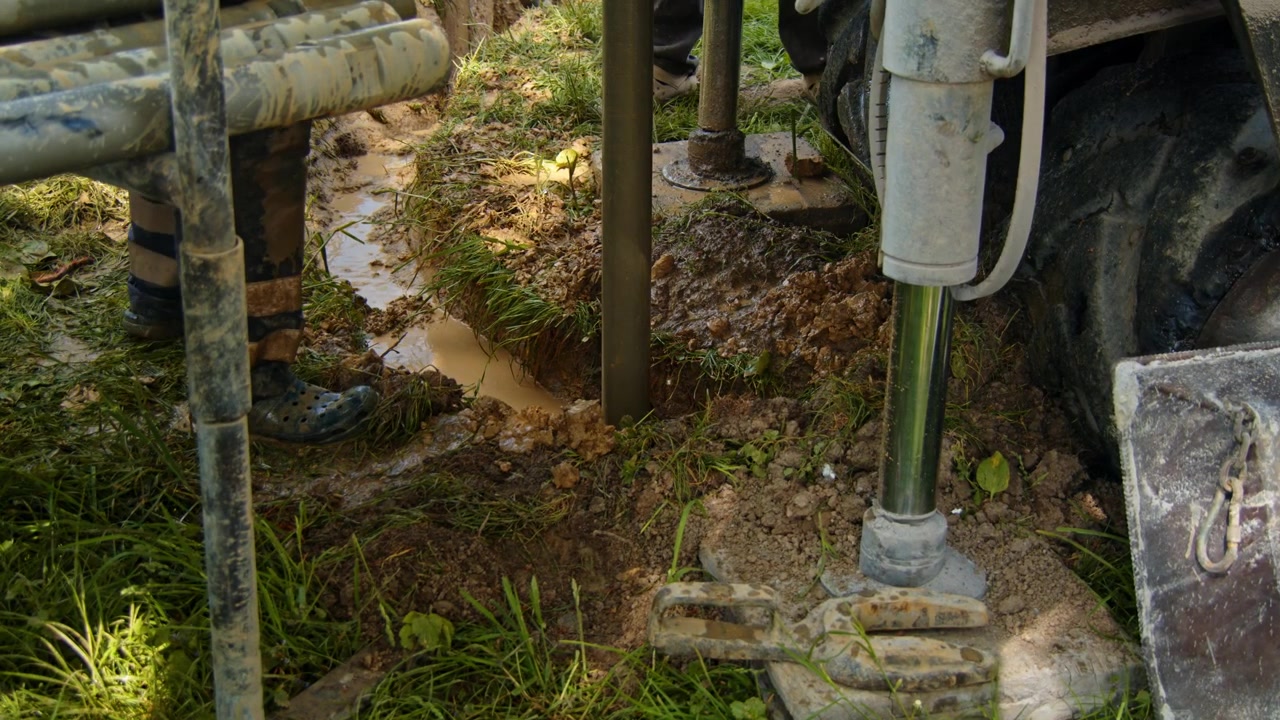 Waterput boren op het platteland overdag