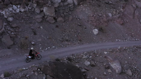 los motociclistas viajan rápido en serpentinas en una carretera de montaña rota