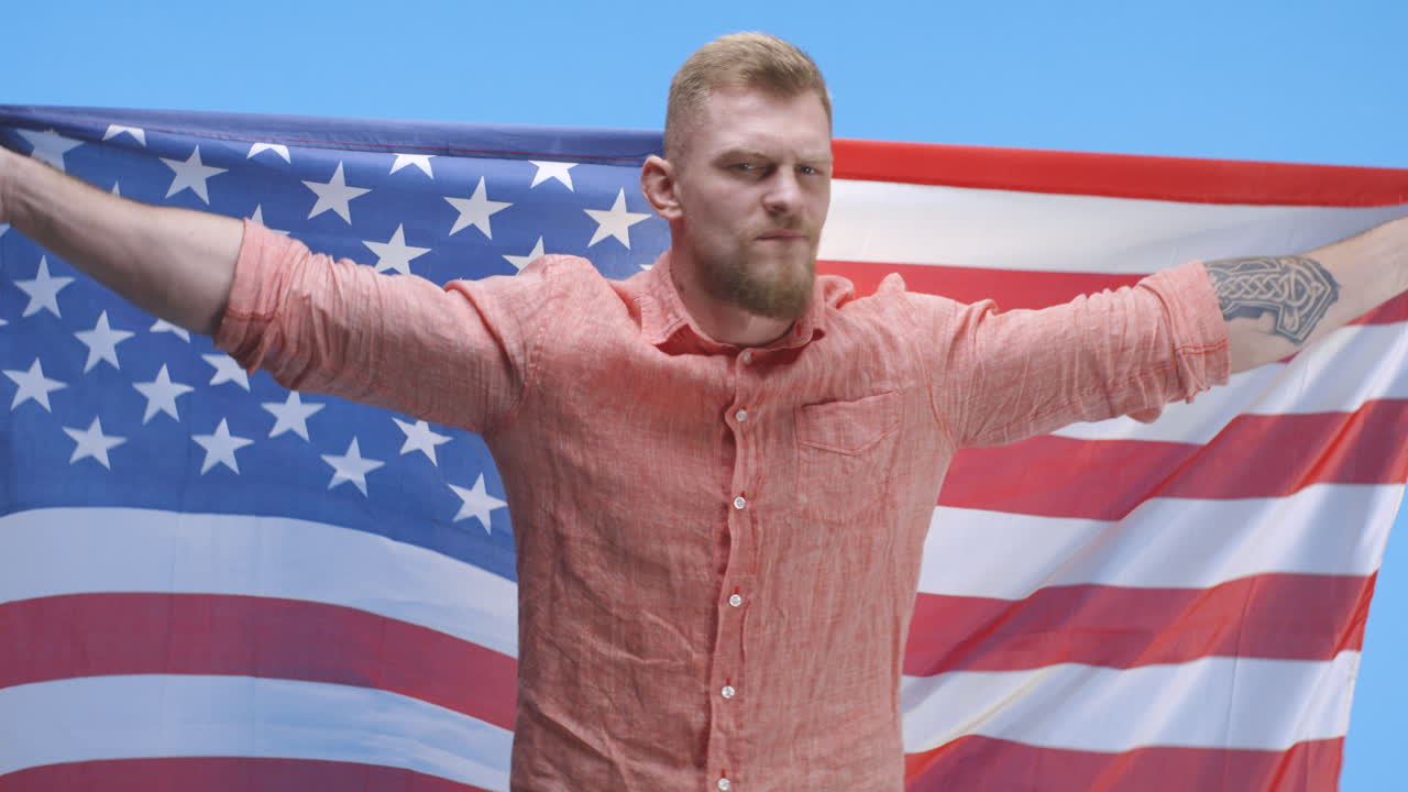 Hombre con bandera estadounidense