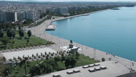 toma aérea de la gran estatua de alejandro en grecia