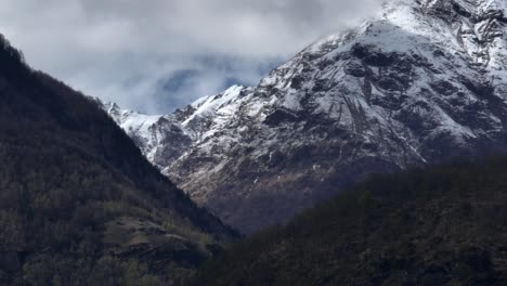 majestuosa cresta montañosa alpina italiana helada con valle oscuro en primer plano