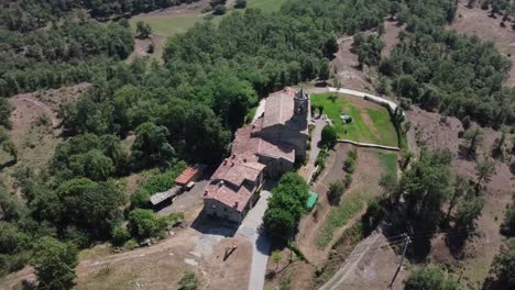 Pequeño-Pueblo-Construido-En-La-Cima-De-La-Montaña