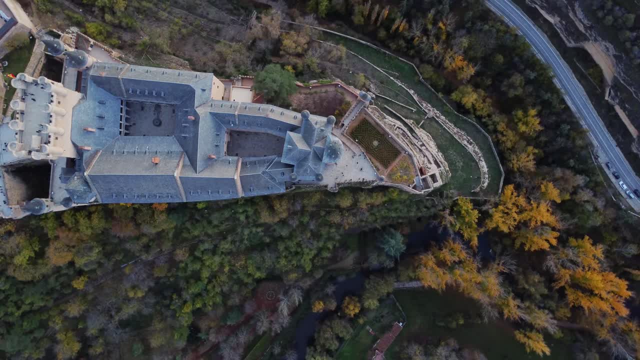 마을 한가운데에 있는 중세 대성당