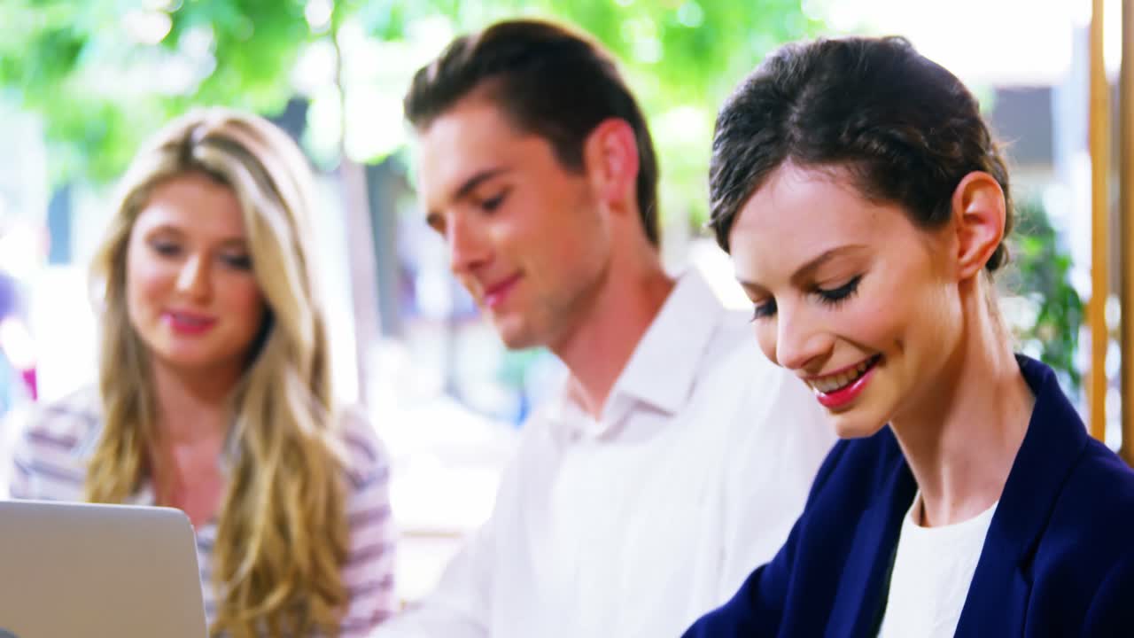 노트북 과 휴대 전화 를 사용하는 행복 한 친구 들