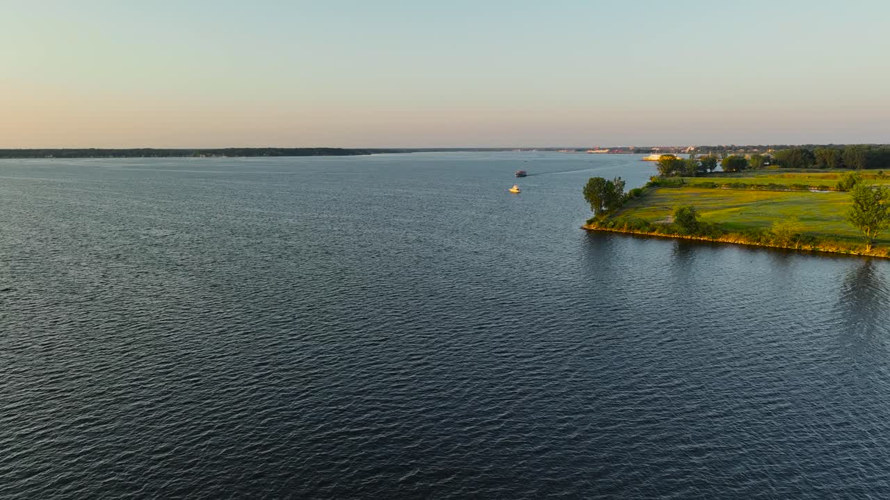 pequeños barcos en el lago muskegon a primera hora de la noche