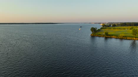 Pequeños-Barcos-En-El-Lago-Muskegon-Temprano-En-La-Tarde.