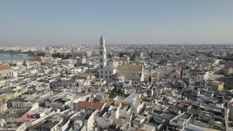 vista aérea de la ciudad marítima de bari y la torre de la catedral de bari, acercándose a la torre de la iglesia