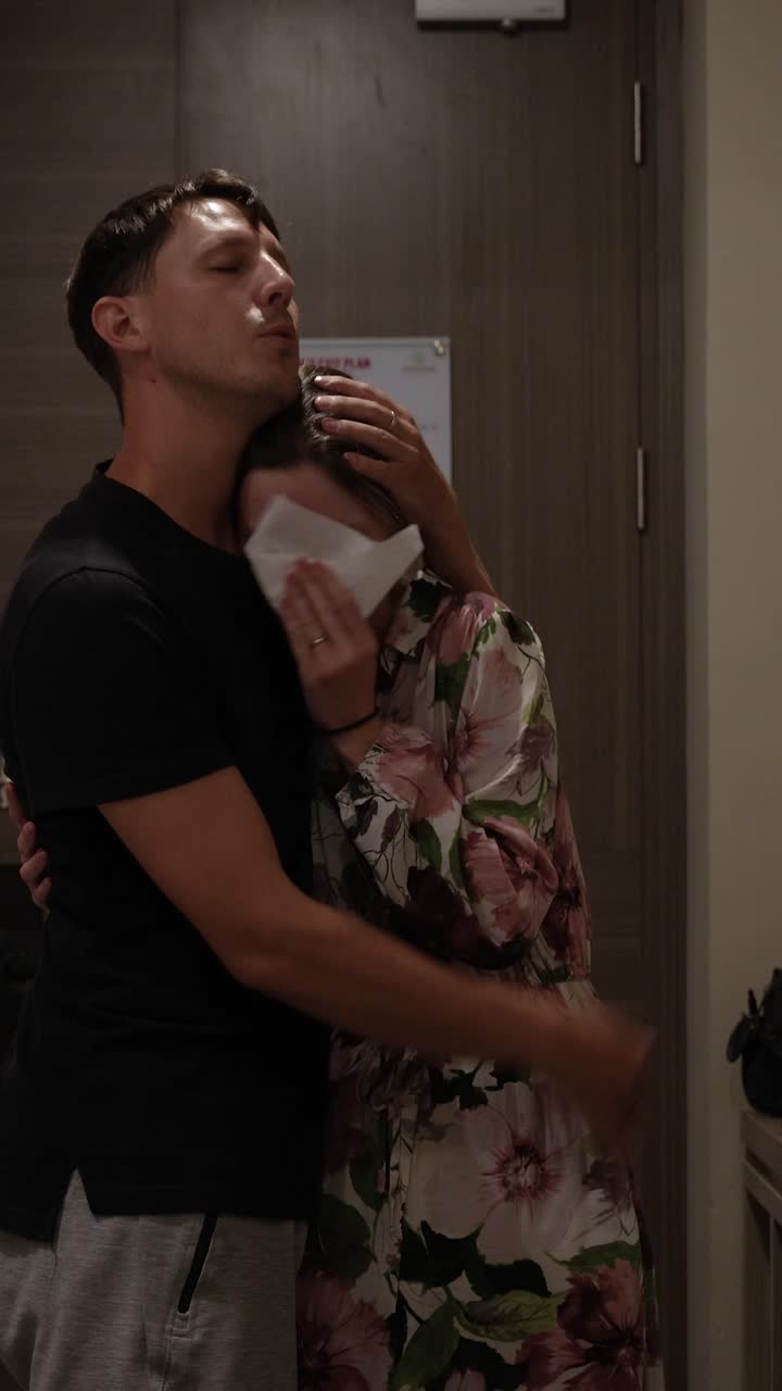 Immagine verticale di un uomo che offre supporto emotivo a una donna