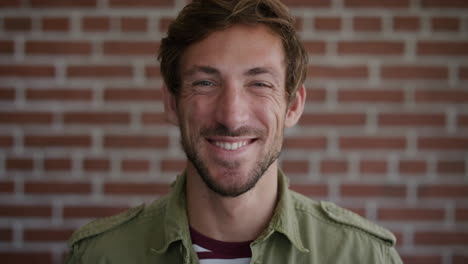 retrato atractivo joven hombre caucásico sonriendo feliz disfrutando del estilo de vida logro éxito cámara lenta