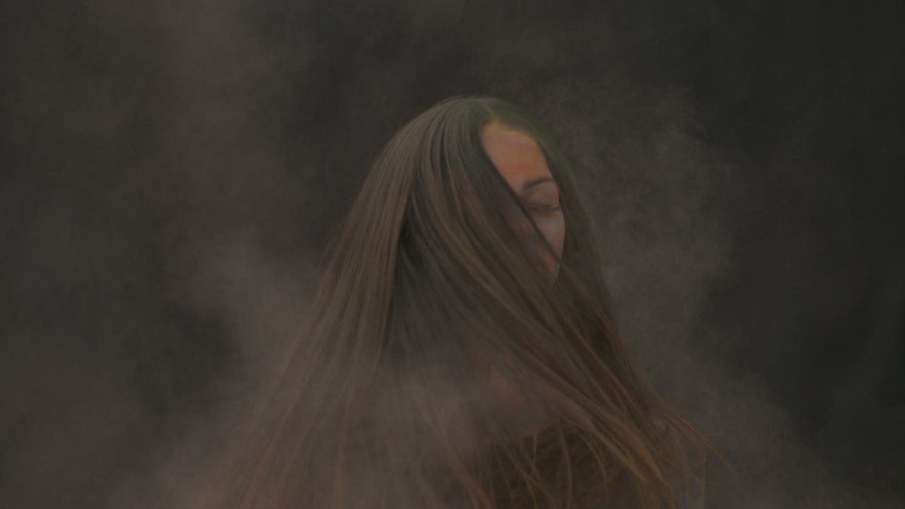 컬러 파우더 폭발 슬로우 모션 소녀