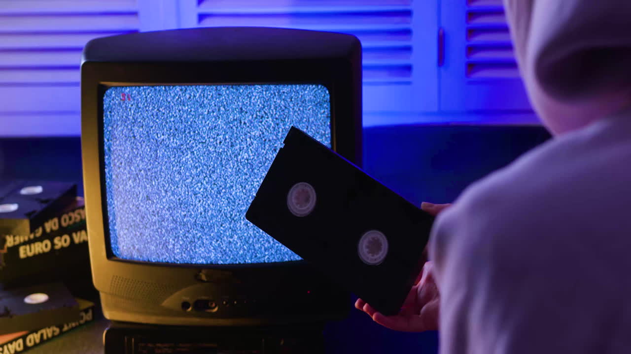 바닥에 있는 텔레비전