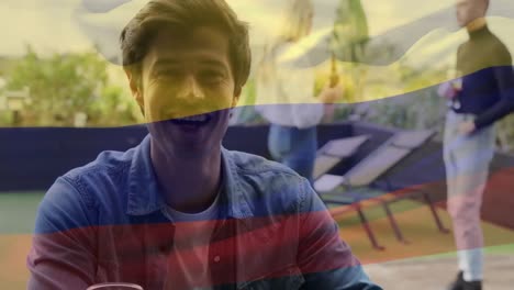 animación de la bandera de colombia sobre felices amigos diversos bebiendo cerveza