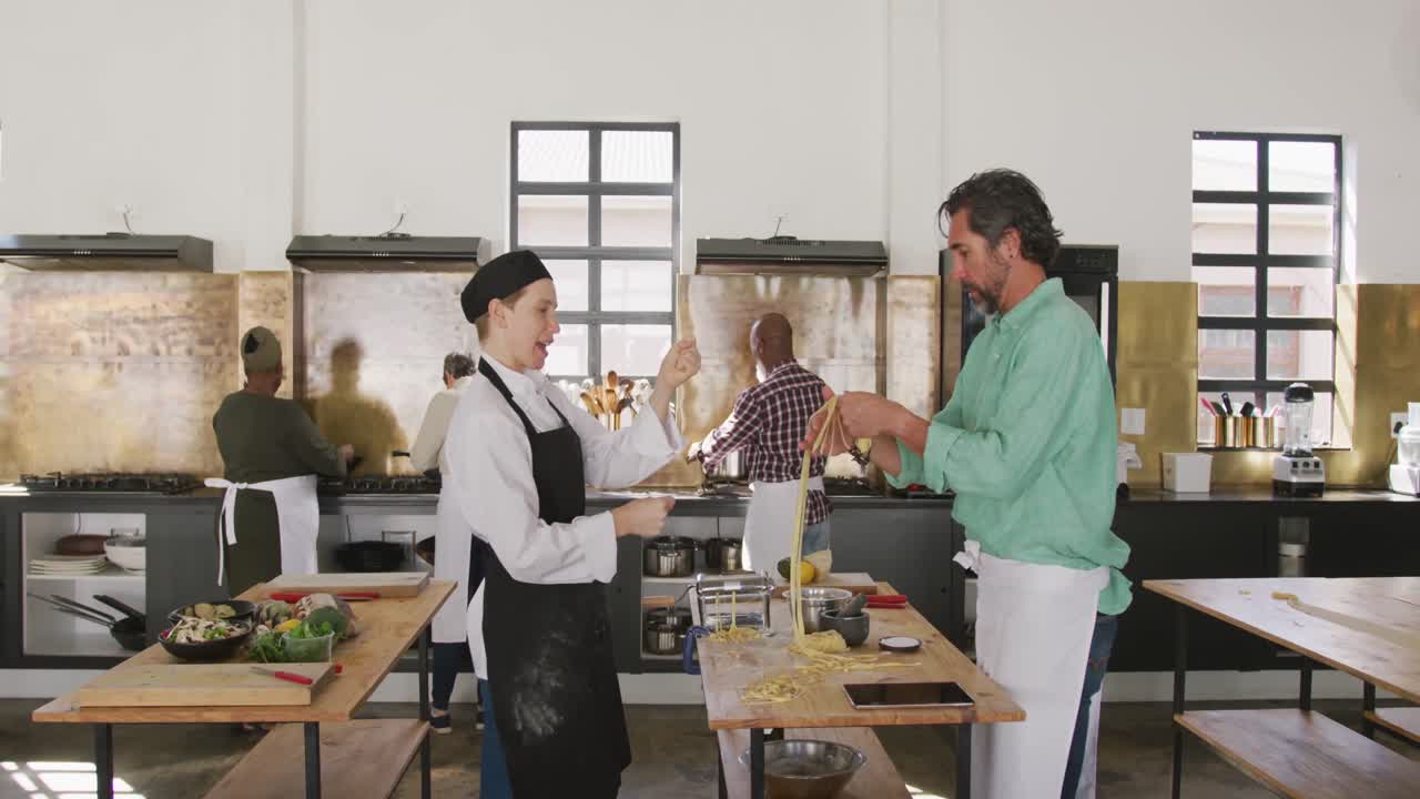 cocineros haciendo pasta juntos
