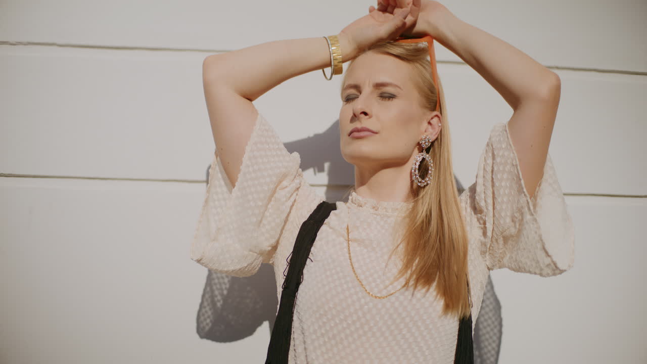 스타일리시 한 여자 가 야외 에서 포즈 를 취 하고 있다