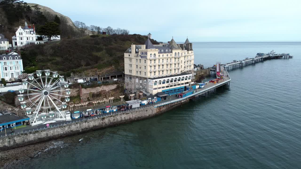 llandudno pier victorian promenade 관람차 어트랙션 및 그랜드 호텔 리조트 조감도가 물로 낮아지는 모습