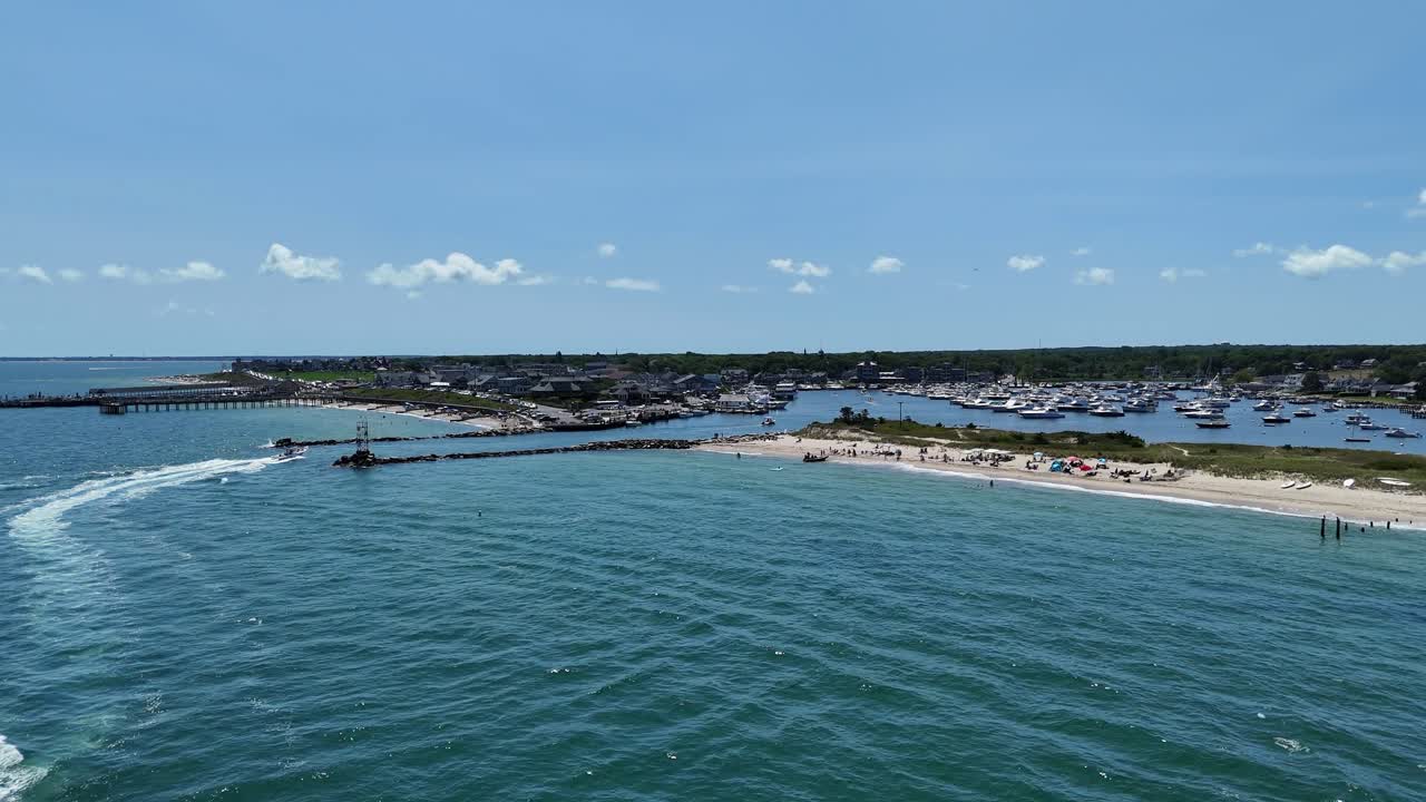 Ripresa aerea con drone di una barca che entra nella Oak Bluffs Harbor Marina a Martha's Vineyard, Massachusetts, USA.