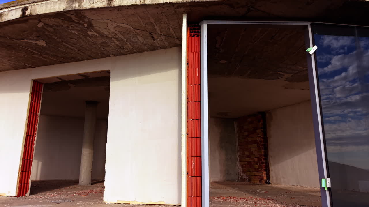 Elevándose por la fachada del edificio inacabado. Construcción del edificio de forma inusual.