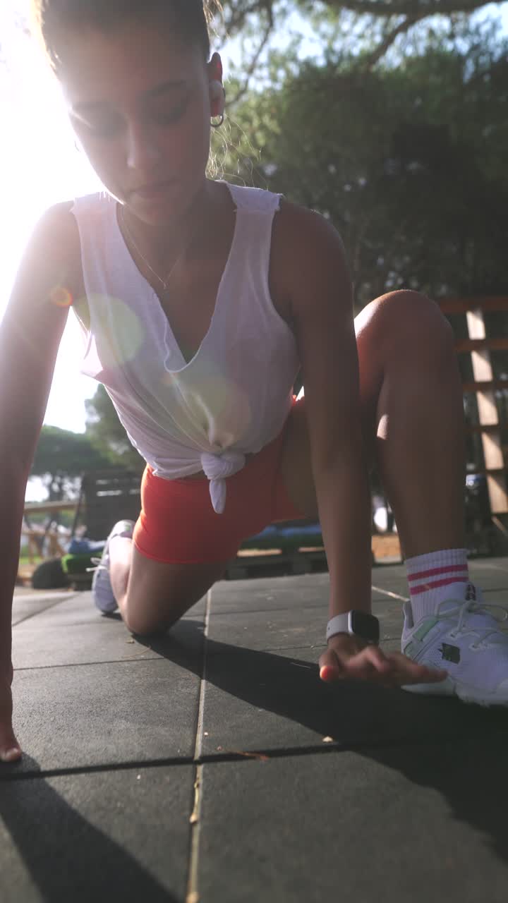 mujer estirándose al aire libre