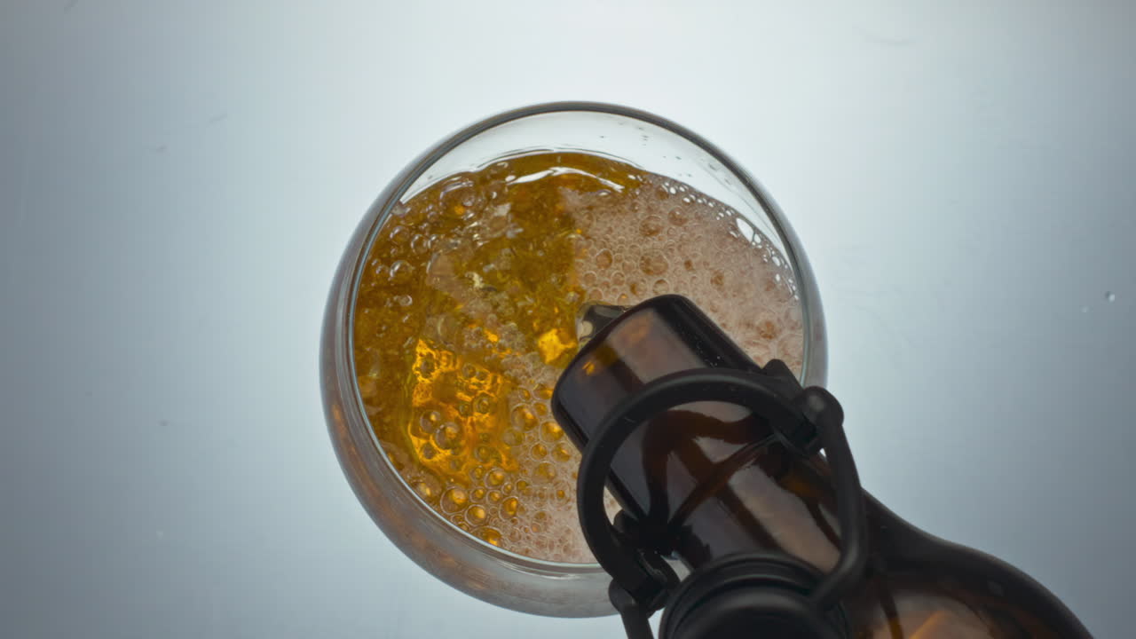 cerveza de lager vertiendo vaso de primer plano. alcohólico hopy líquido chorro de llenado copa