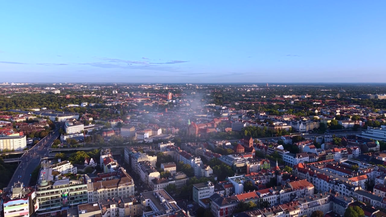 Area urbana di Berlino con una grande nuvola di fumo che si alza dagli edifici, segnalando un grave incendio ed emergenza. Panorama aereo perfetto ripreso in discesa da un drone