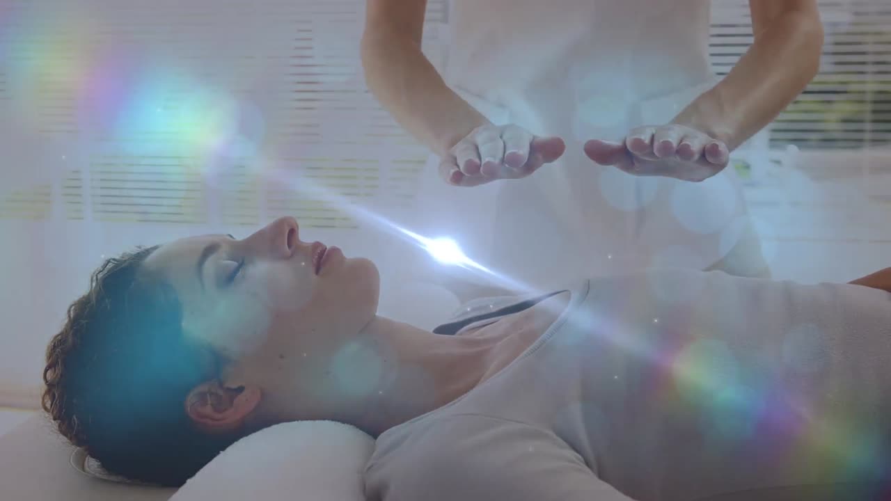 백인 여성이 손으로 치유하는 빛의 애니메이션 여성 환자