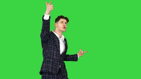 feliz hombre de negocios exitoso bailando de una manera loca en una pantalla verde, clave de croma