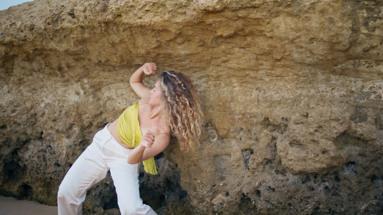 동시대 소녀 댄스 바위 해안 구부러지는 유연한 몸. 재능있는 댄서