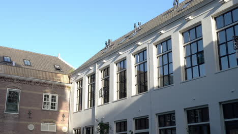 Edificios-Históricos-En-El-Monumento-A-Raoul-Wallenberg-Plantsoen-En-Gouda,-Países-Bajos.
