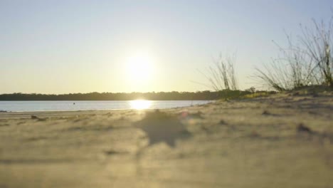 zeitraffer des sonnenuntergangs an einem strand