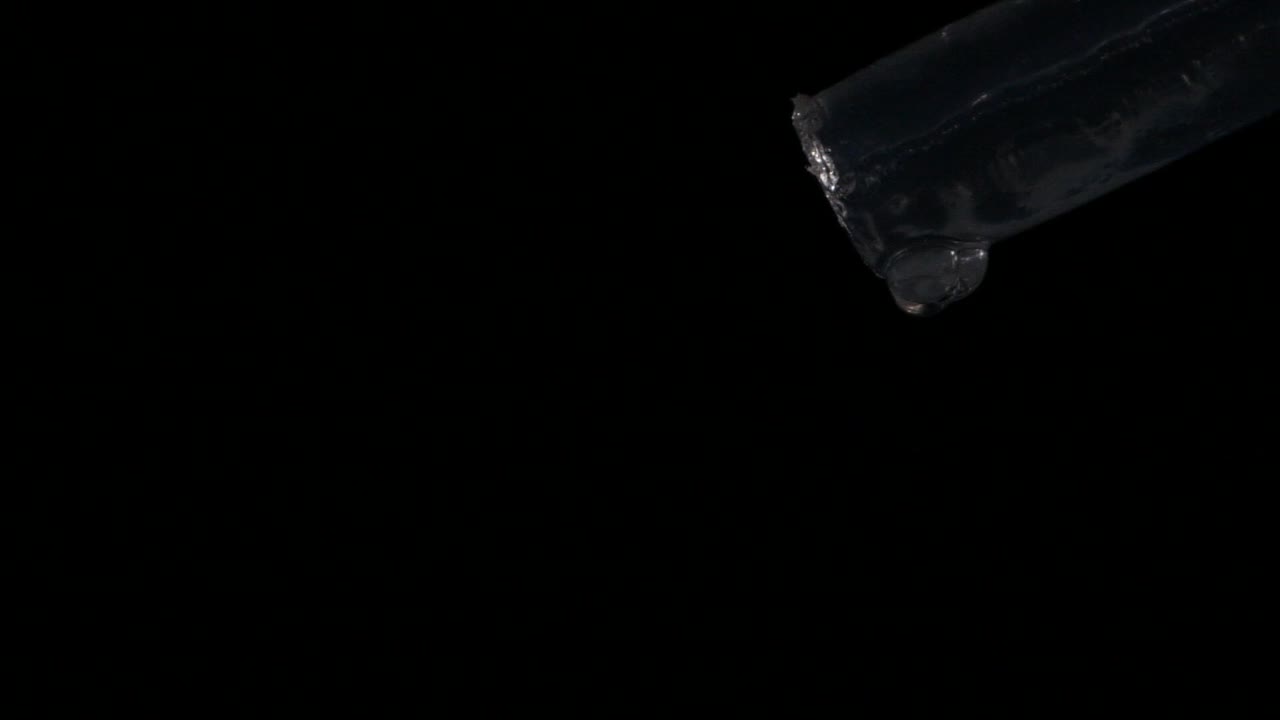 капли воды, вытекающие из пипетки - макросъемка, студийная съемка