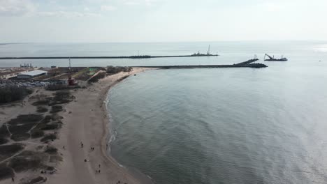 Antena:-Puerto-De-Klaipeda-Cerca-De-La-Playa-De-Melnrage-En-Un-Día-Nublado-Con-Mar-Báltico-En-Calma